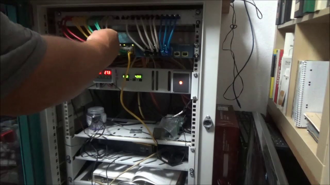 Rittal Serverschrank mit Lüftersteuerung Beleuchtung und Kabel