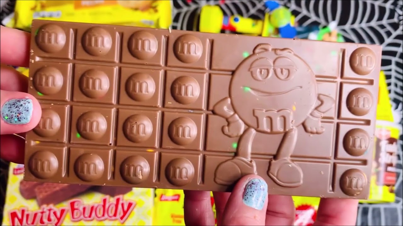 Peanut M&M's Milk Chocolate Candy Bar with Rainbow Minis Candies Opening