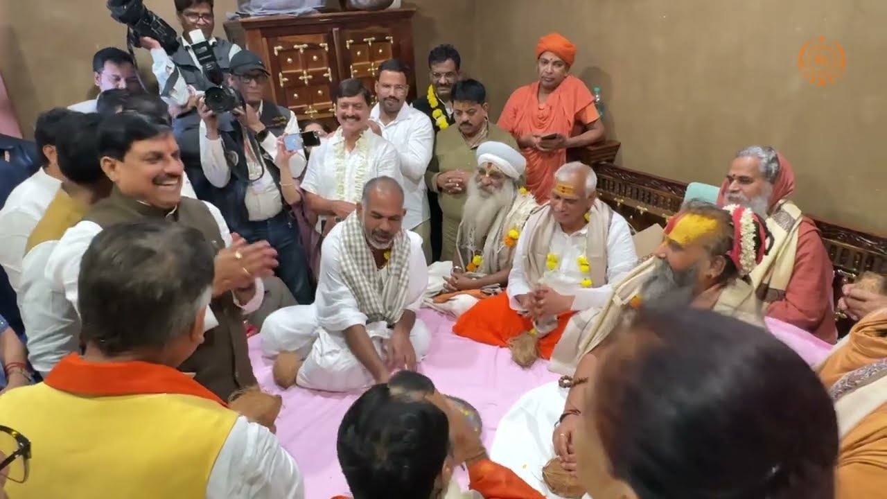 खंडवा में श्रीदादा दरबार मंदिर नवनिर्माण कार्यक्रम पूर्व आशीर्वाद लेते मध्यप्रदेश के मुख्यमंत्री