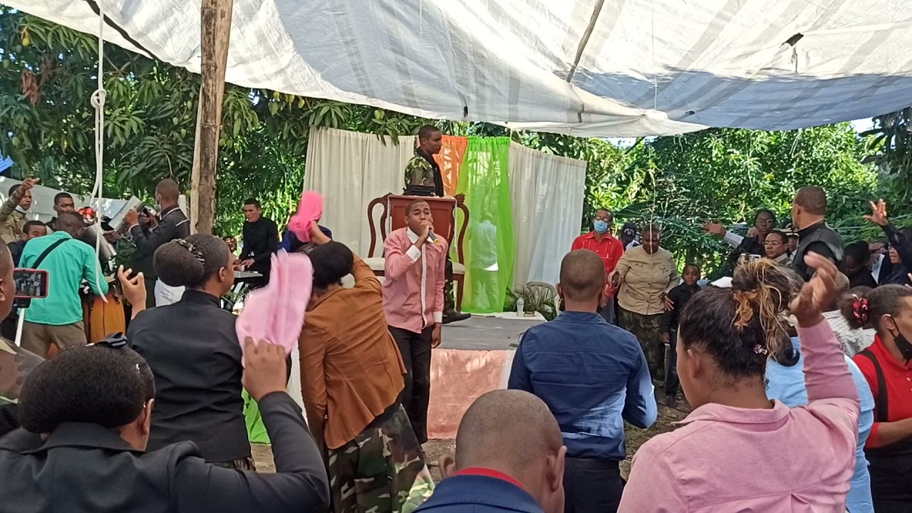 esaul Gómez cantando coro de Fuego queruja el león