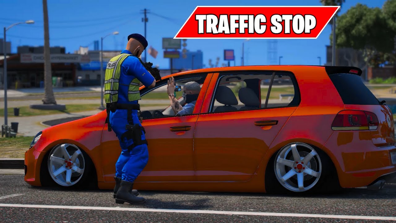 DAY 1 AS A POLICE OFFICER IN GTA V RP😳🚔