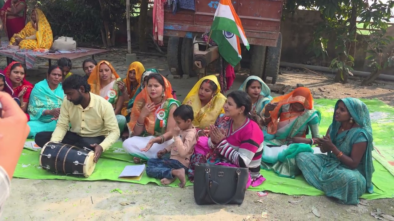 देखिए भैया जी ने क्या गजब का ढोलक बजाय हम लोगों ने गया बहुत ही प्यारा सा गीत सुनकर दिल खुश हो गया