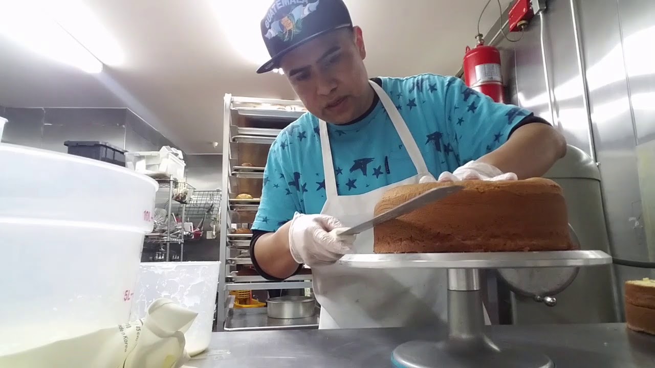 Como decorar un pastel redondo de fresa