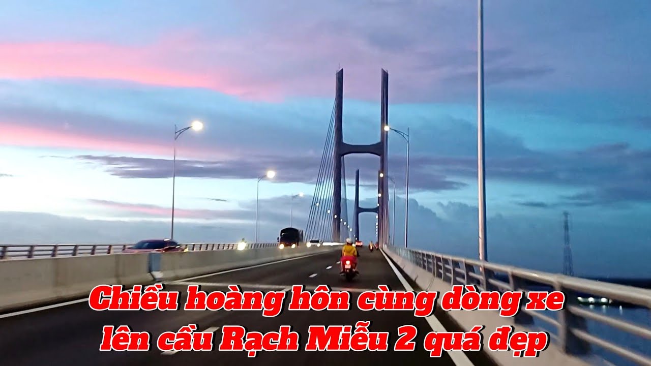 Chiều hoàng hôn cùng dòng xe đổ lên cầu Rạch Miễu 2 quá đẹp 