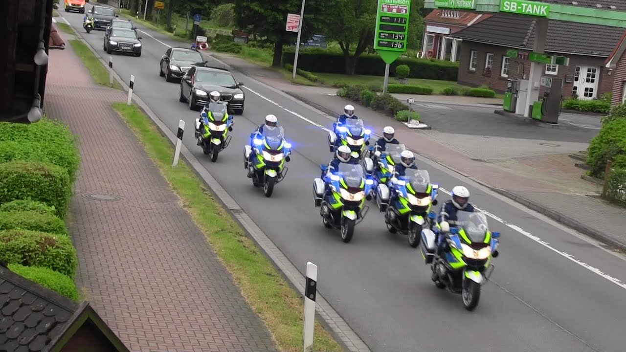 Große Polizeieskorte des Bundespräsidenten