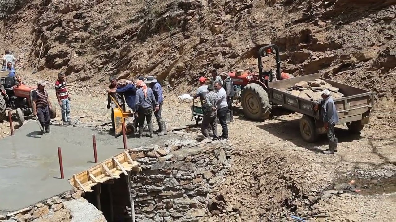 Çelikli Köyü Çınarlı köprüsü