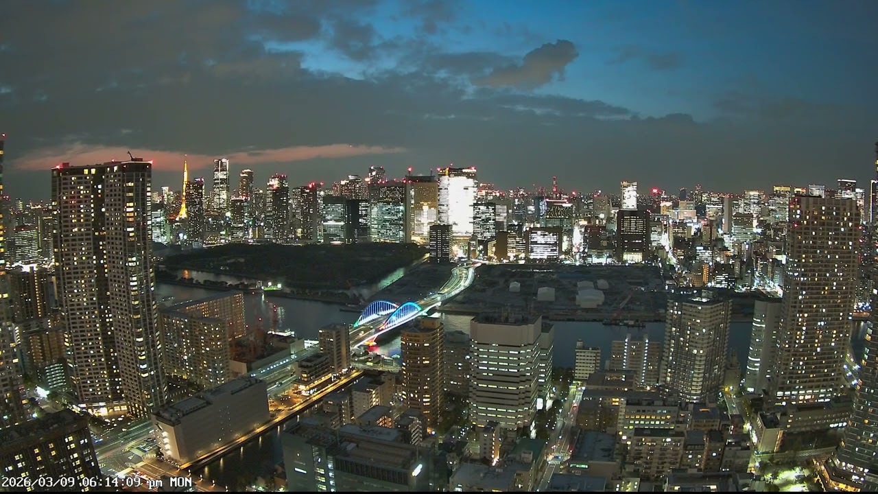 東京ライブカメラ 4K | 港区・築地 | 夕焼けと都心の景色 | 2026-03-09