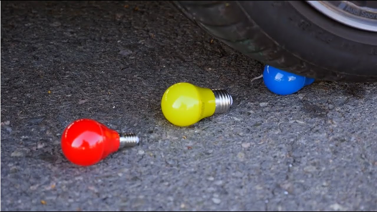 &iexcl;Aplastando cosas crujientes y suaves con mi coche! | Luces de colores vs Rueda de mi coche!