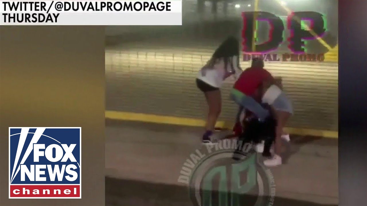 Florida cop attacked by crowd in Jacksonville