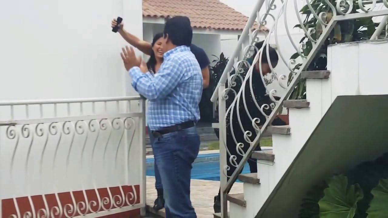 Sorprenden a Dina Paucar en su cumpleaños 😶