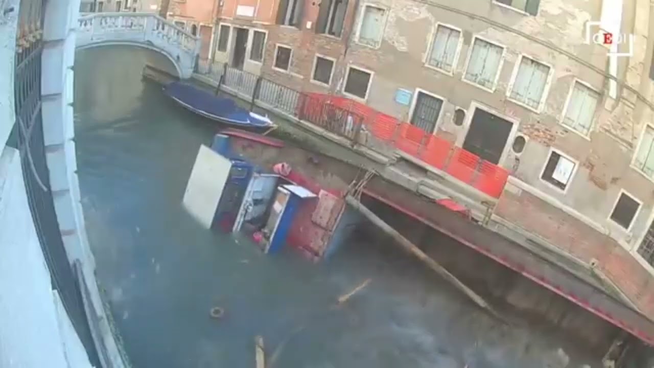 Gru sbaglia la manovra e ribalta la nave danno di milioni di euro🥲 #venezia