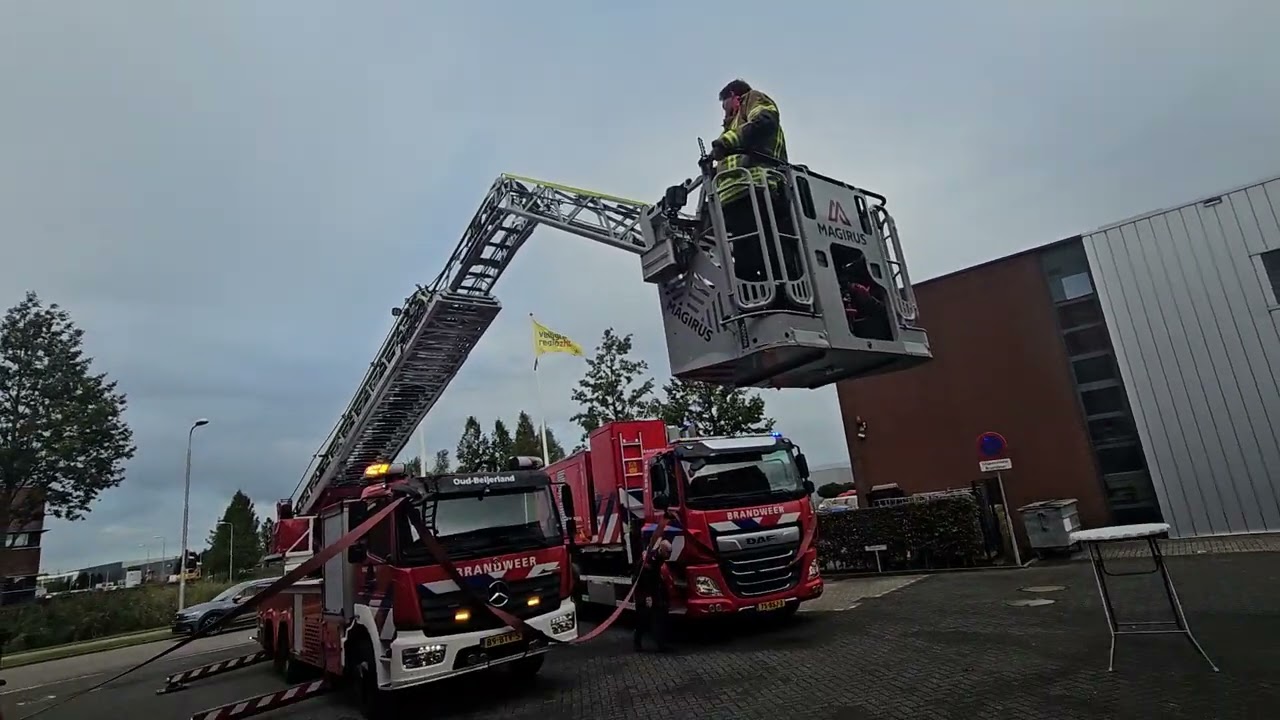 24-09-28 Nieuwe voertuigen voor brandweer Oud-Beijerland