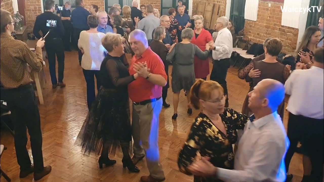 NOSTALGICZNY walczyk Kapeli Bursów na potańcówce karnawałowej u Stasia Maja w Szydłowcu 