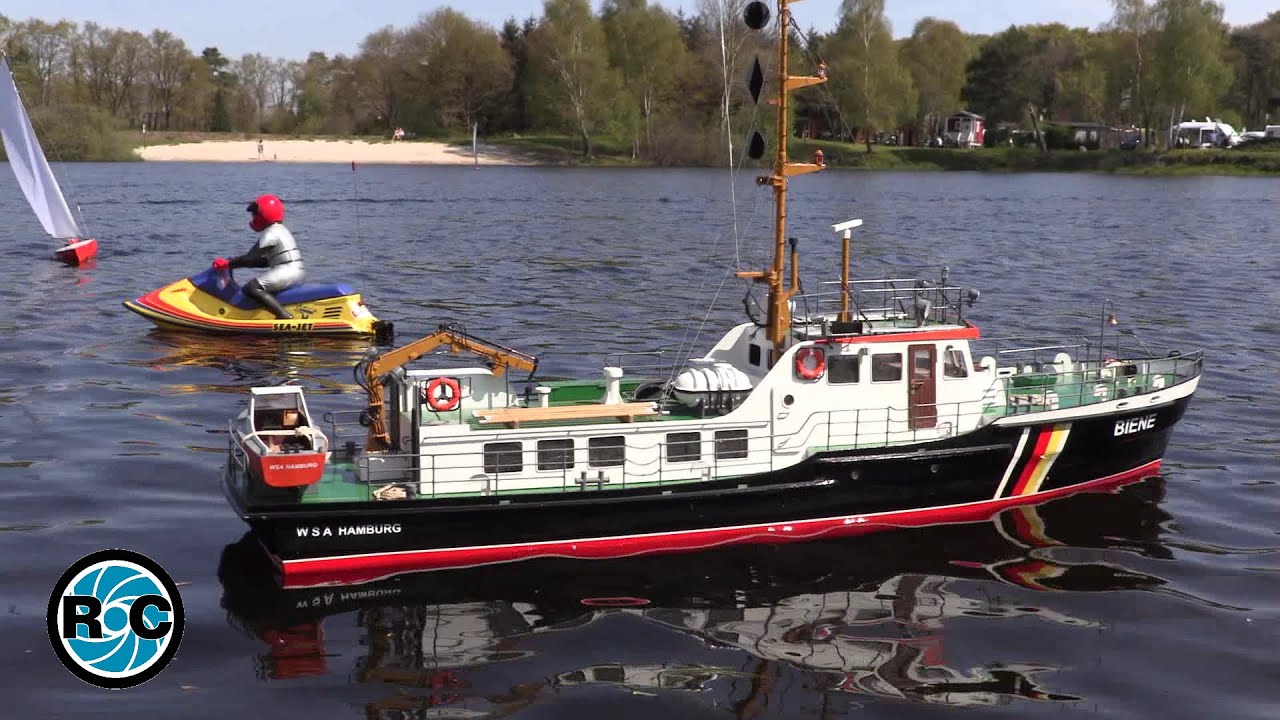 RC model ships driving Falkensteinsee