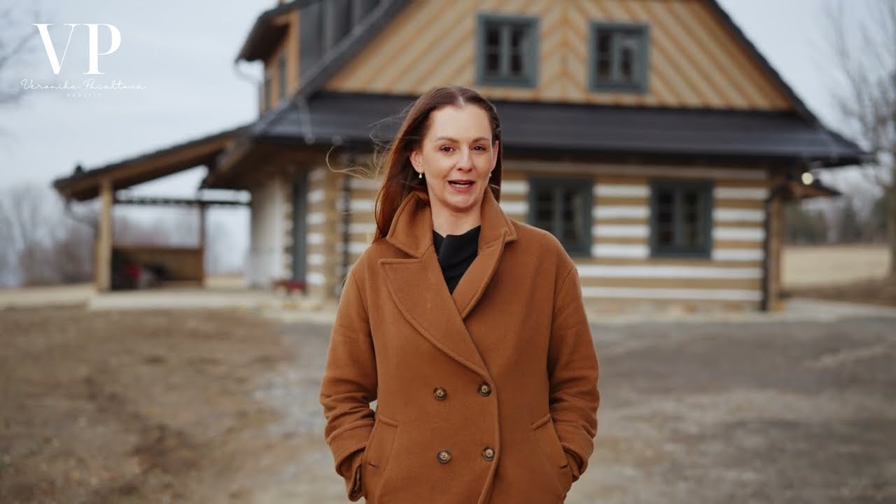 Luxus v české tradici. Prodej novostavby tradiční poloroubenky o dispozici  5+kk s pozemkem 7 336 m2