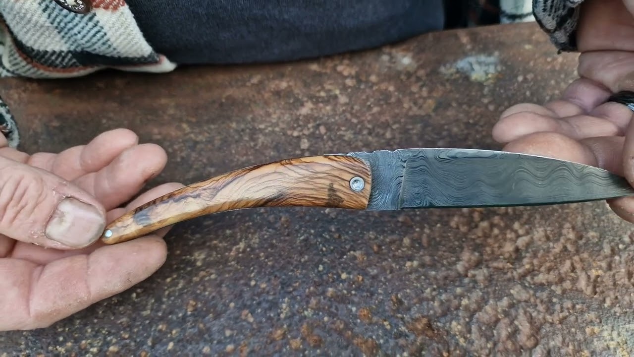 Couteau de collection Toltek en Damas et son manche en olivier pitcholine du Var