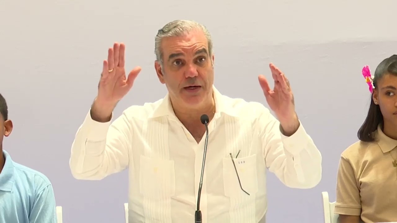 Presidente exhorta jóvenes a estudiar ciencias en almuerzo en liceo #abinader