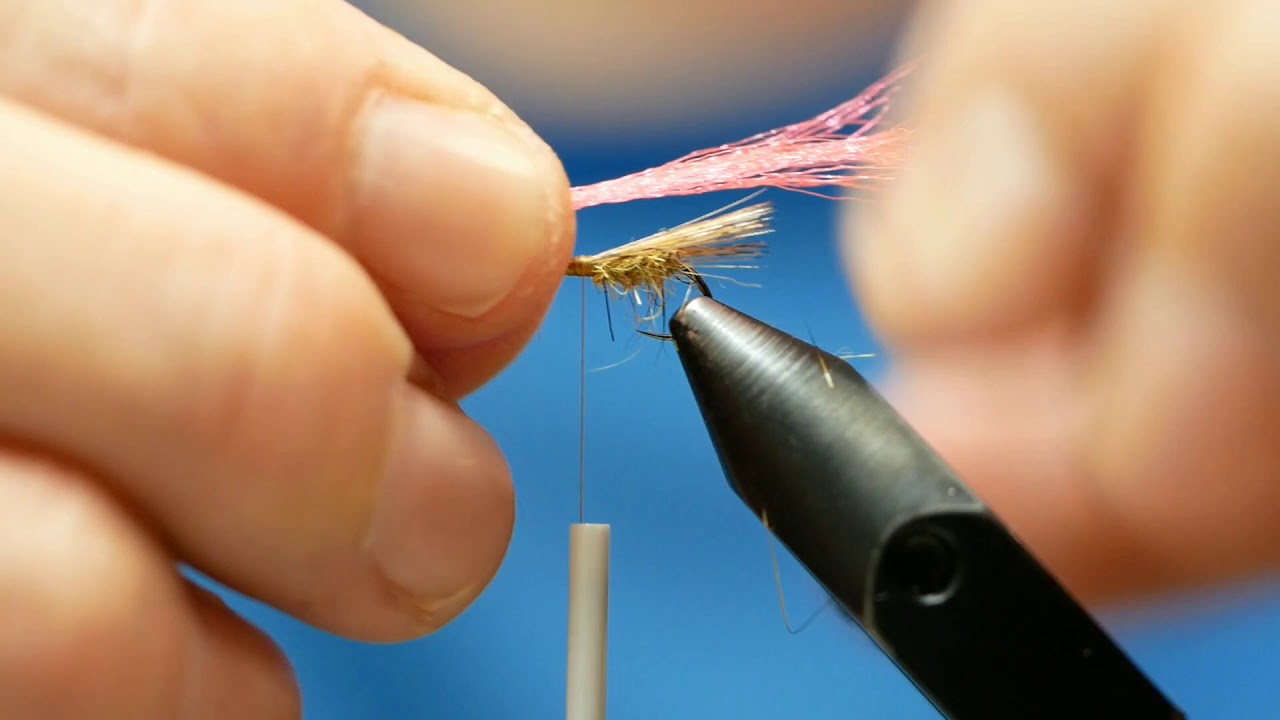 Fly tying Coq de Leon parachute caddis. Montaje de moscas: tricóptero en gallo de León.