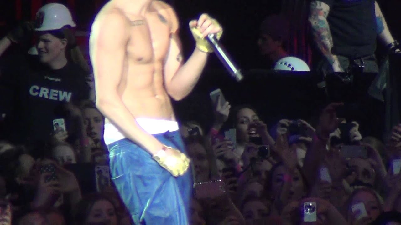 Justin Bieber - Baby SHIRTLESS, BelieveTour Sweden 24/4- 13 HQ