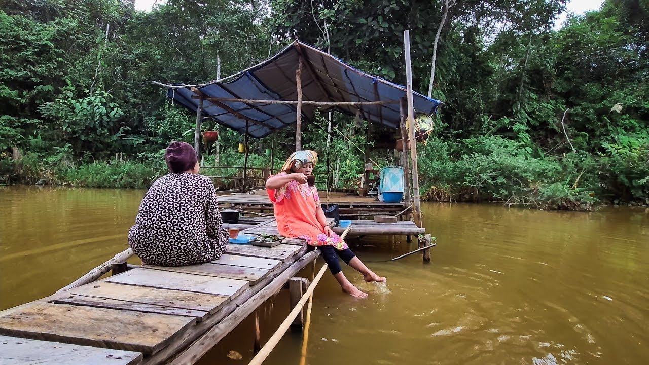 Kehidupan 2 wanita suku dayak, hidup tenang membuat kuih tradisional pulut panggang di pondok sungai