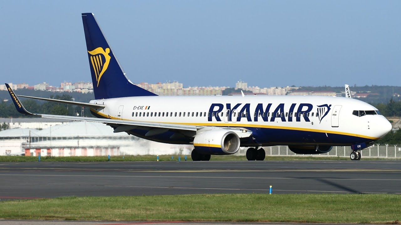 Ryanair Boeing 737-800 Takeoff from London Stansted (4K)