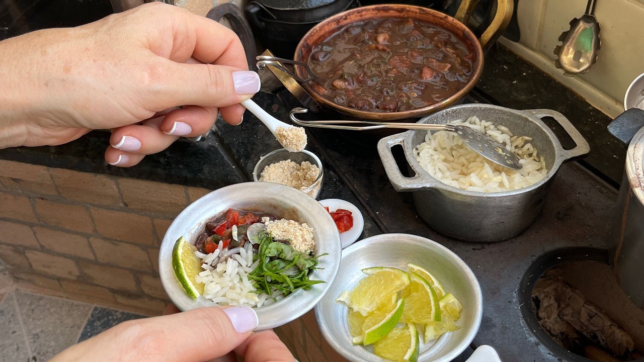 MINI FEIJOADINHA NO MINI FOGÃO A LENHA 🥓🐷 | COMIDA EM MINIATURA | A MINICOZINHA