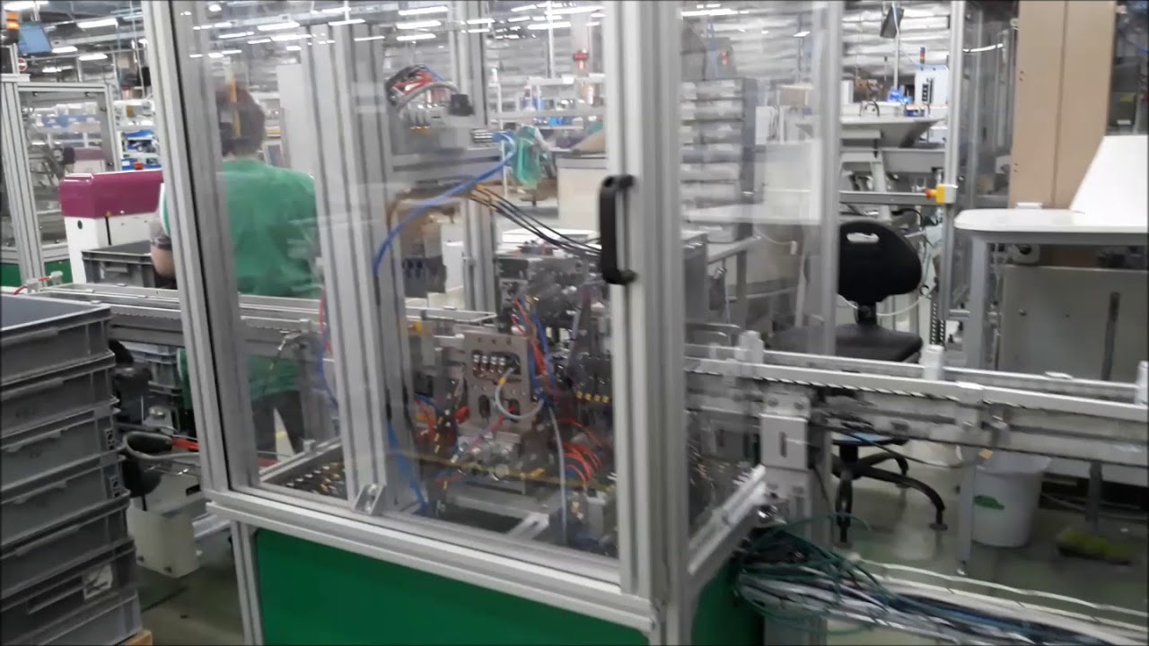 Assembly line for automatic circuit breakers