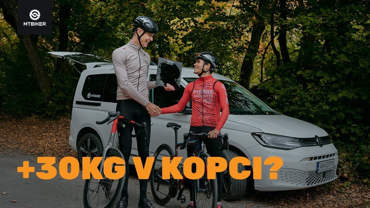 Bitka cyklistov s rozdielom 30 kg a 30 cm do kopca aj v zjazde