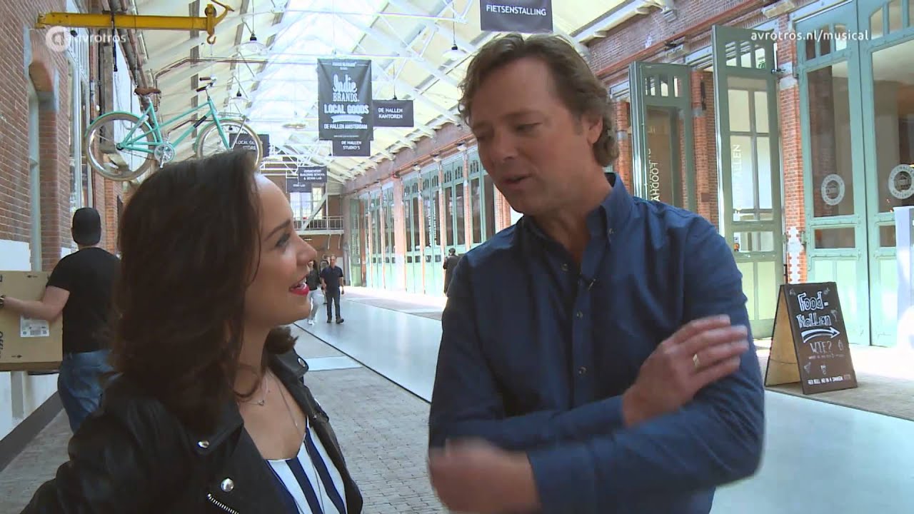 Musical Sing-a-Long 2015: Presentatieduo Frits Sissing en Anouk Maas