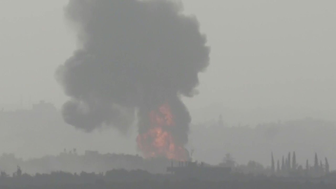 Gaza: une boule de feu noirâtre séchappe du nord de l'enclave | AFP Images
