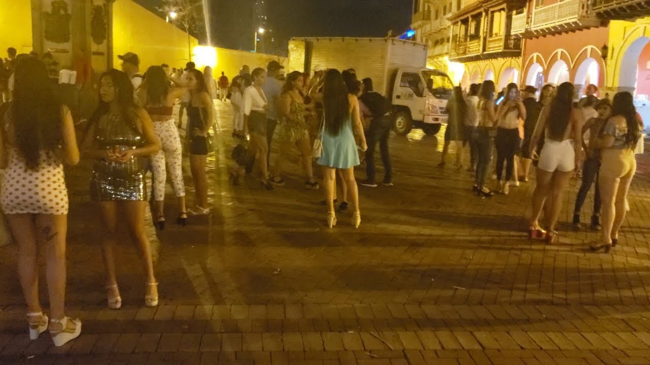 WHY ARE THERE OVER 300+ GIRLS in THIS ONE PARK ??? -  CARTAGENA,COLOMBIA || iam_marwa