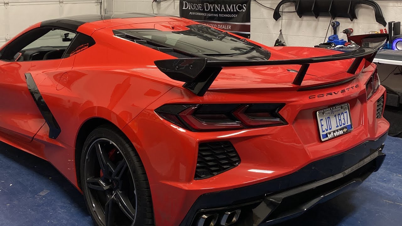 Установка нового спойлера из углеродного волокна на Corvette C8 High Wing - C7Carbon