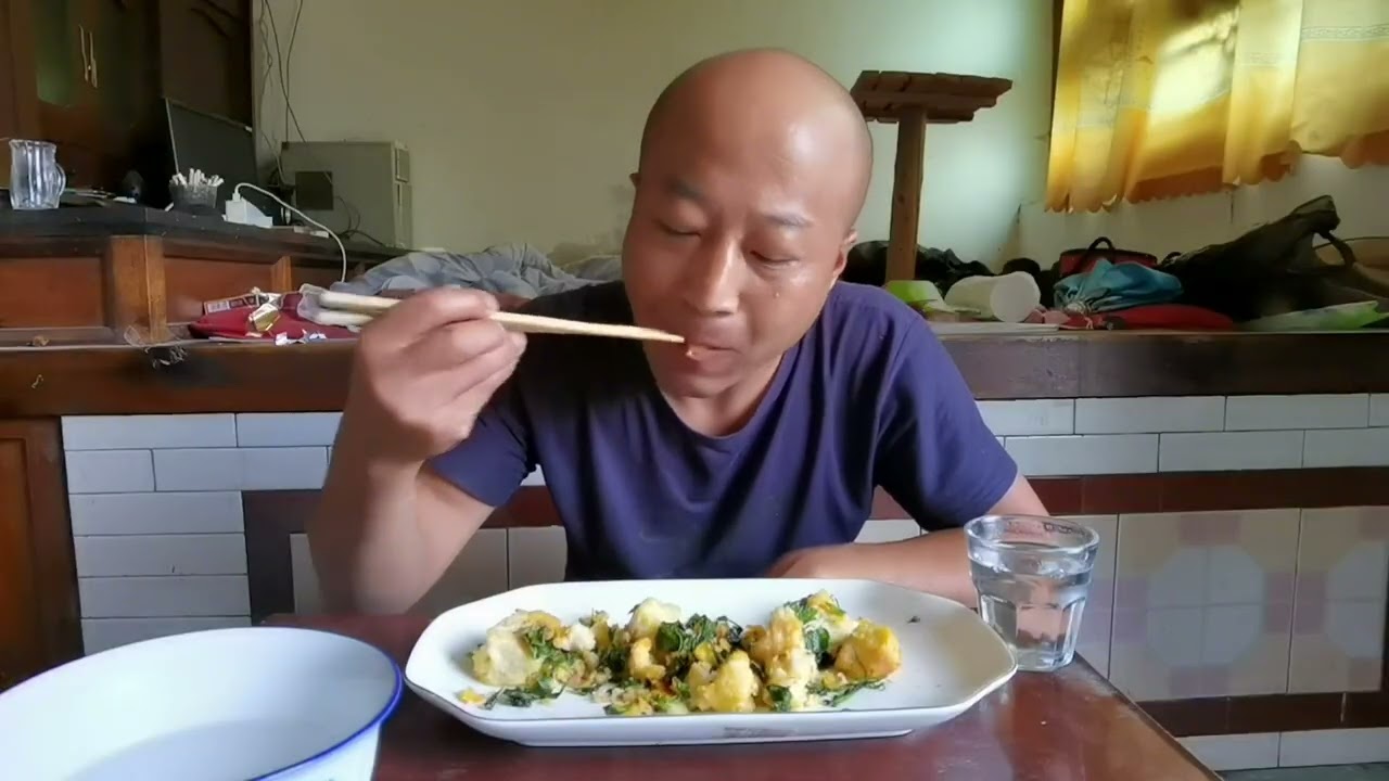 喝酒的人不一定吃好菜，简单的吃点就喝七两五，干就完了 #按时吃饭