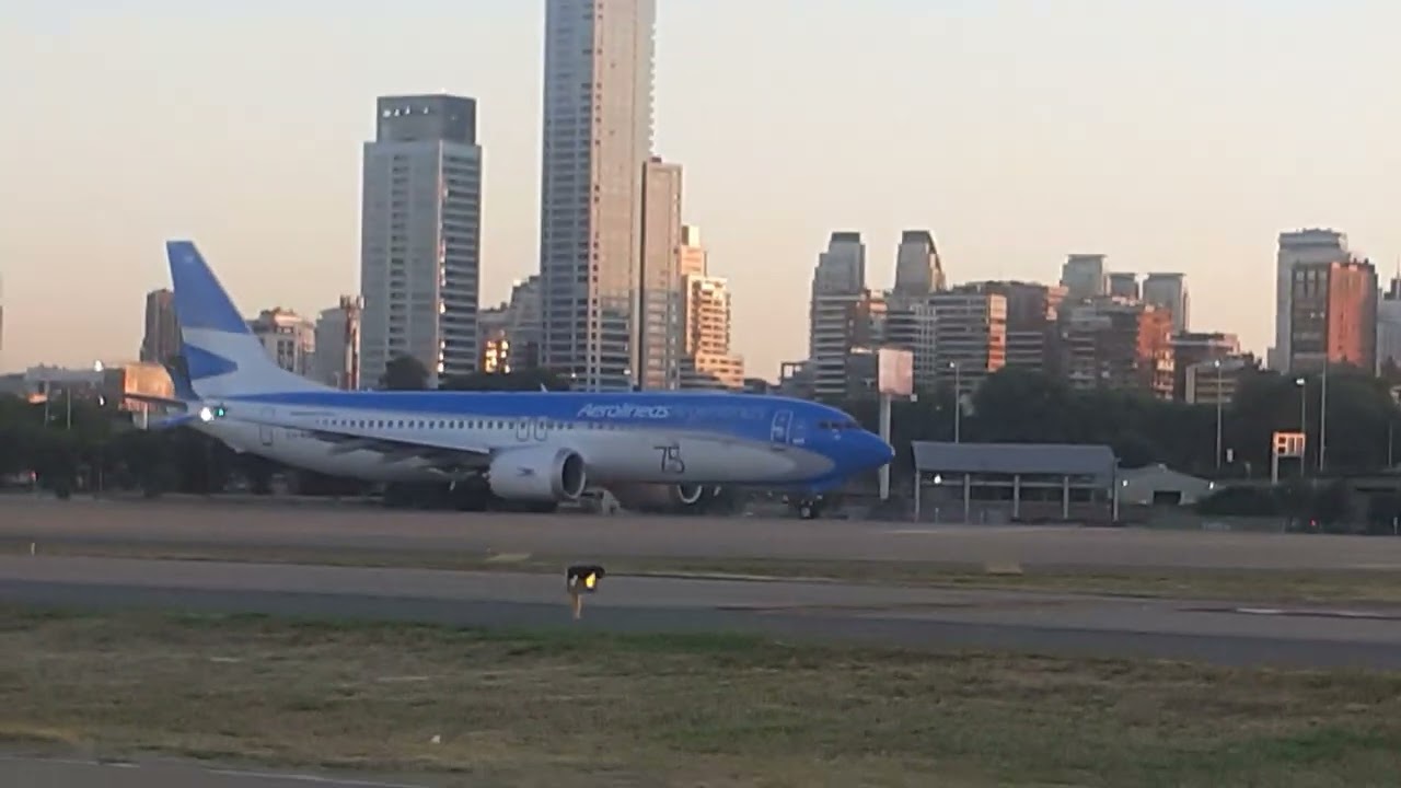 Boeing 737 Max 8 LV-KNR AA con logo de 75 años pista 31