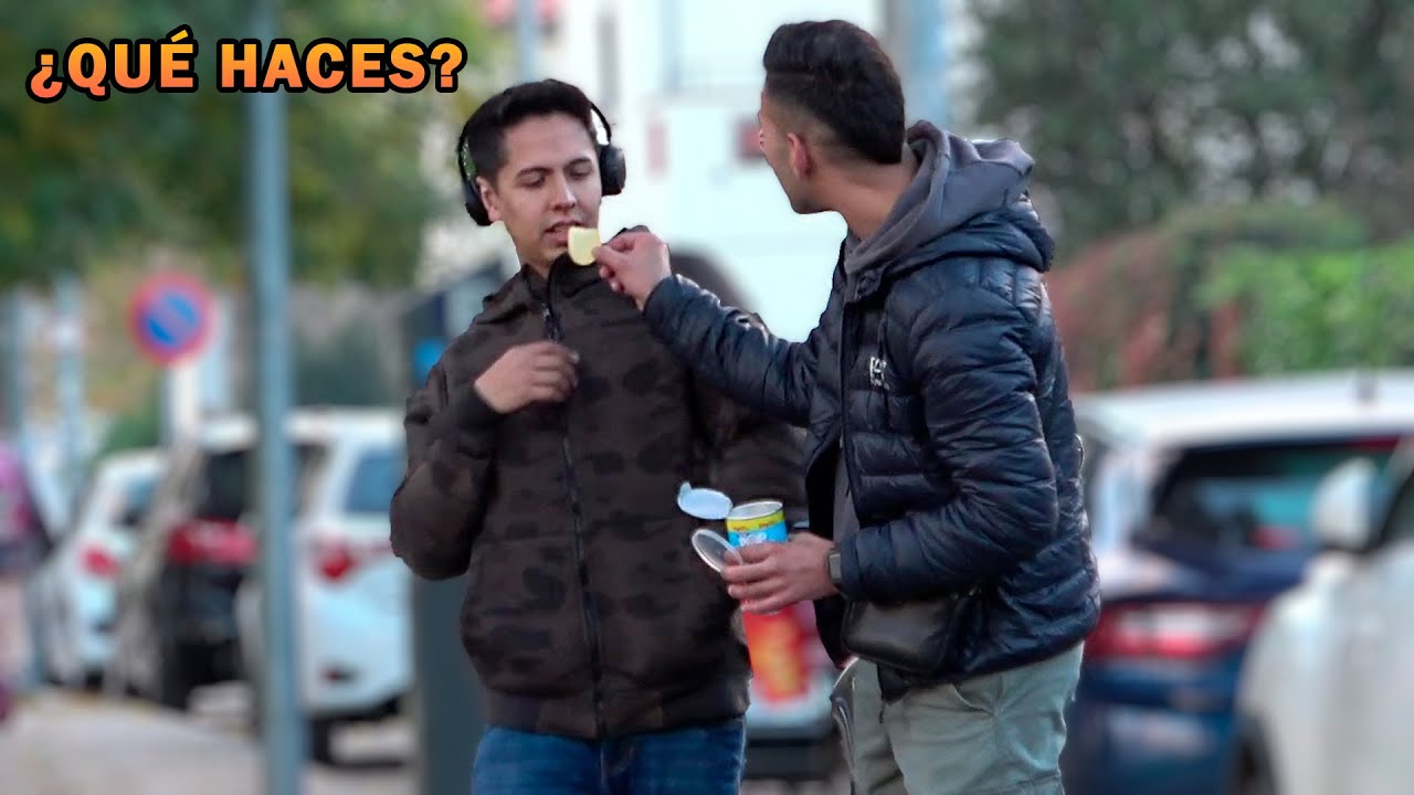 Alimentando a Desconocidos Mientras me Hablan [Broma Cámara Oculta]