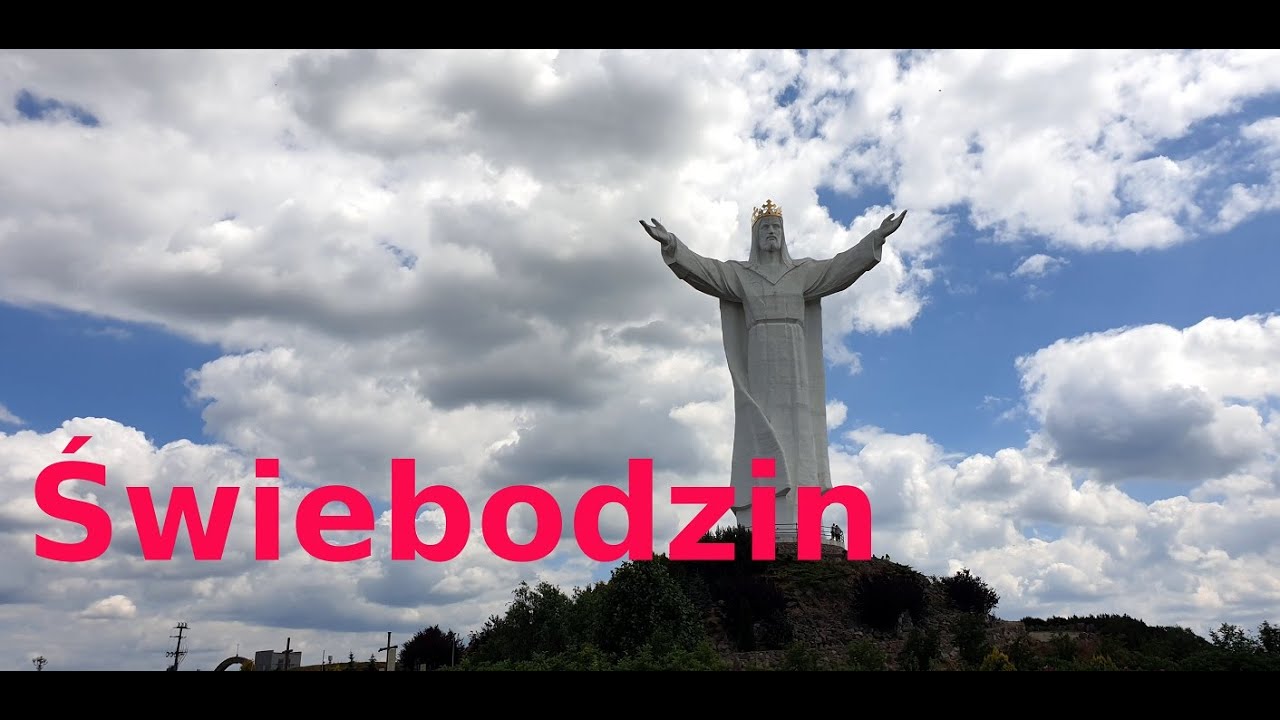 Świebodzin - figura Jezusa Chrystusa oraz uroczy rynek w Świebodzinie.