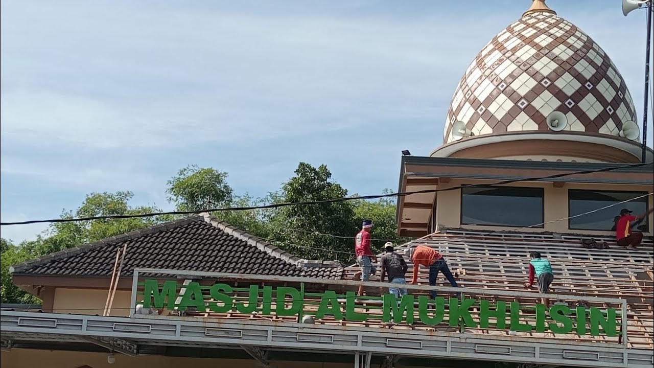 Pembangunan masjid Al-Mukhlisin di nginggil, kecamatan Sukodono