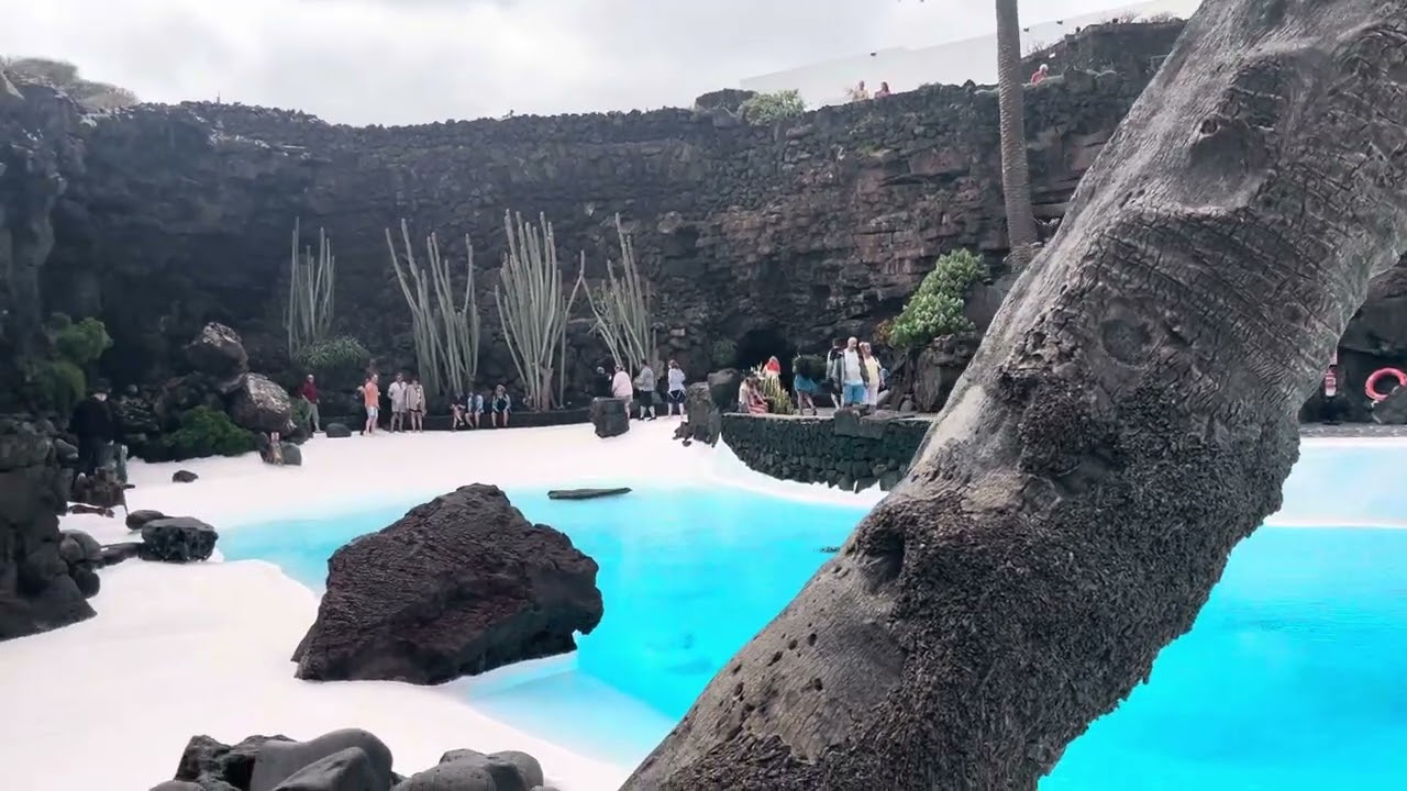 Piscina Adentro de un Crater Volcanico / Spectacular / Isla de Lanzarote / Espa&ntilde;a