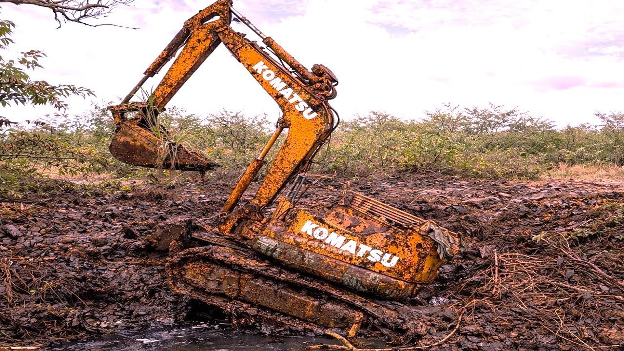 Restoration A KOMATSU Excavator Submerged In Mud and Abandoned for Years In A Water Ditch.