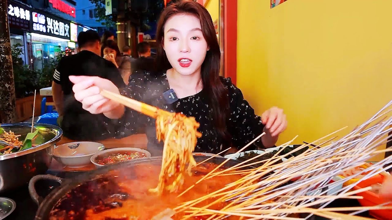 [ENG SUB] 在成都开了十几年的火锅串串！人均五六十，泡椒牛肉停不下来！【张喜喜】