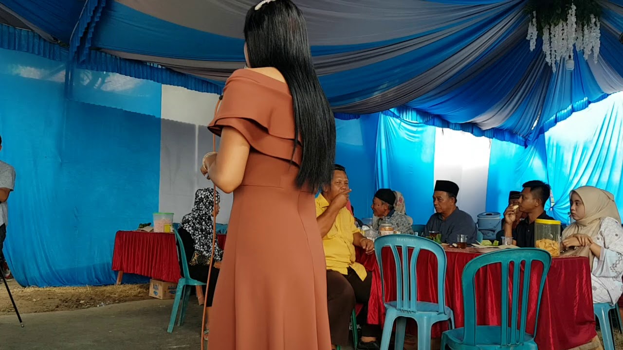 Waria Cantik ini suaranya merdu sekali _ Pantai Klayar _ voc. Riris Tulungagung