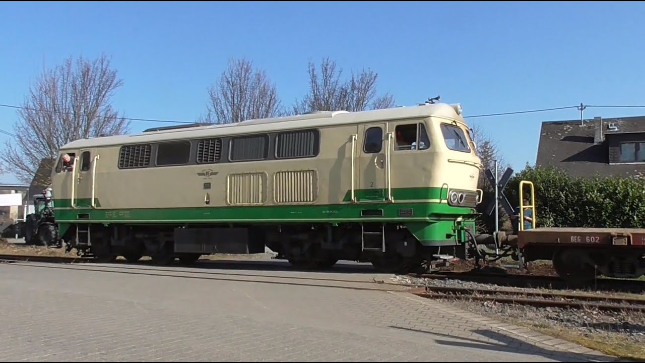 Schmalspur- Schotterzug mit Normalspur- Rollwagen im Brohltal |narrow gauge railway track renovation