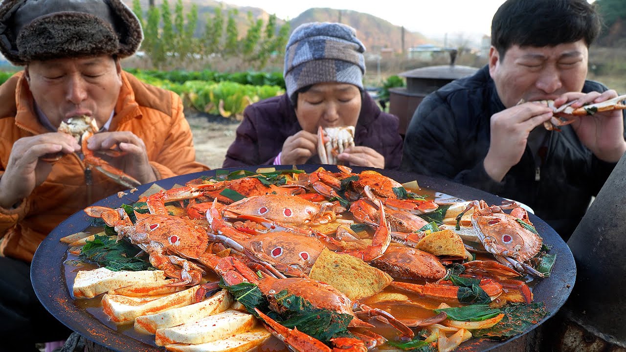Острый суп из морепродуктов с синим крабом, креветками - шоу еды Mukbang.