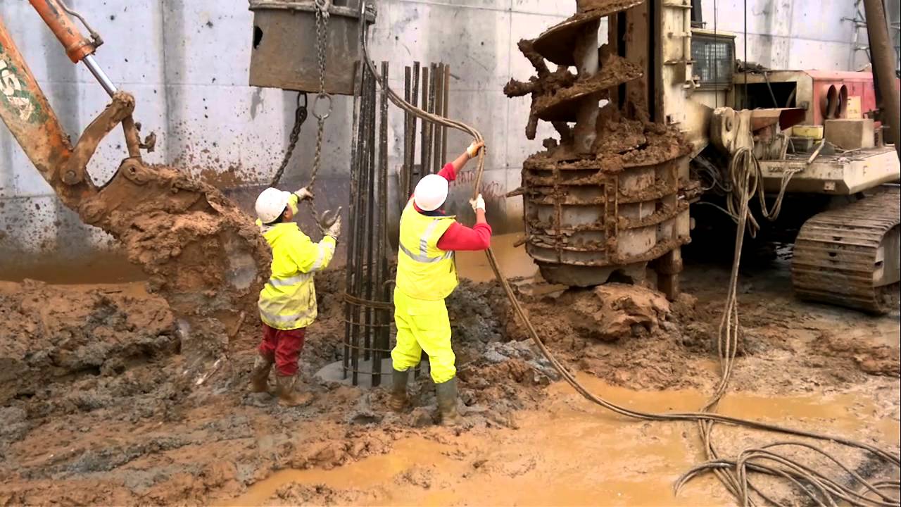 CFA cage insertion (26m depth, 1,000mm dia)