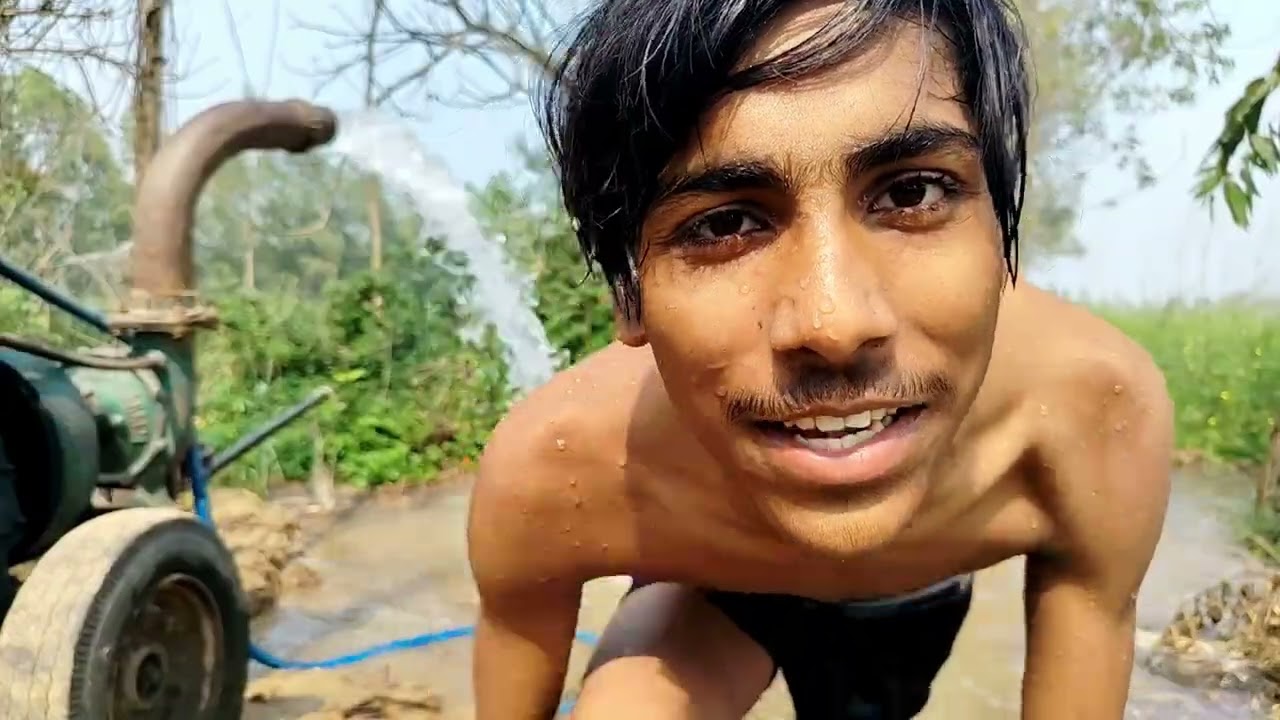 गांव के ट्यूबवेल पर दोस्त के साथ नहाना 💦 | फुल मजेदार व्लॉग