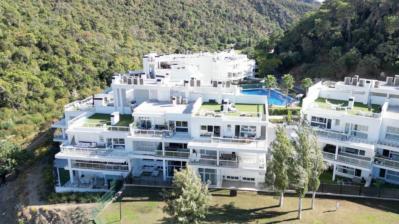Luxury 3 bed apartment in Riverside Benahavis for sale.