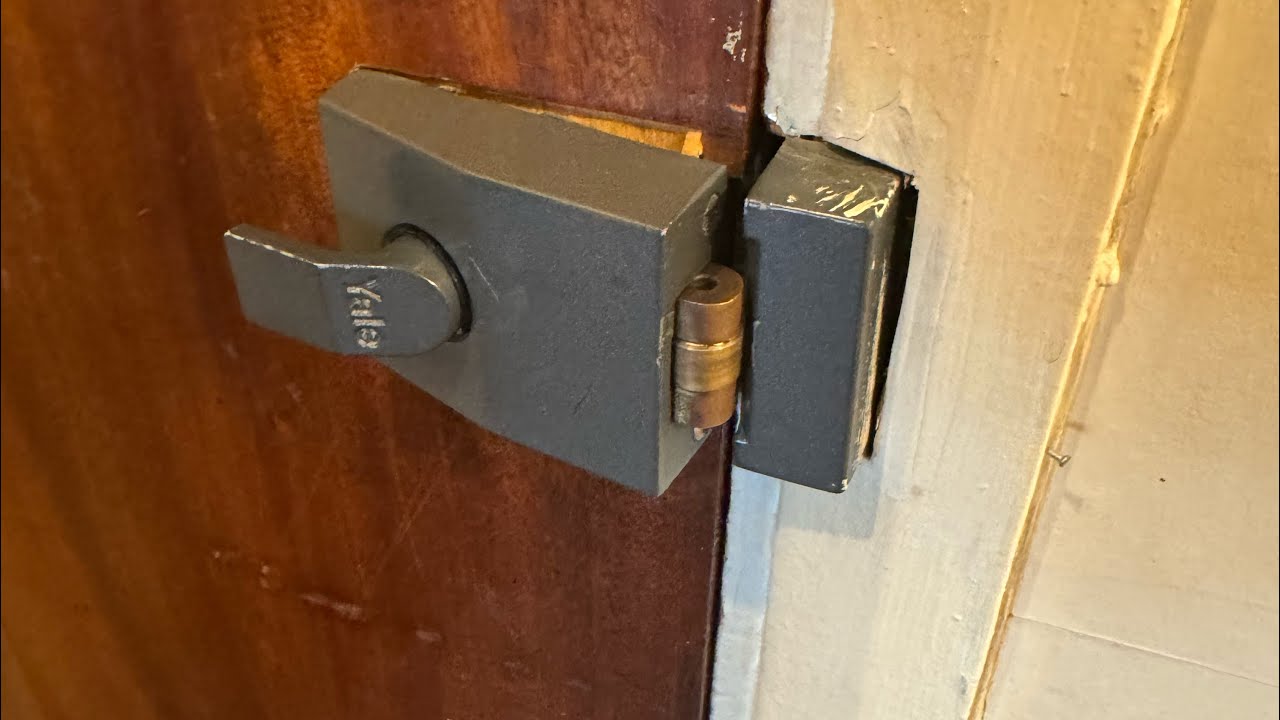 A day in a life of a locksmith. Weekly mashup.