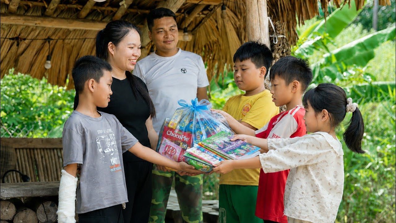 Hoai Ca and Hung were surprised by the small gestures of affection that their friends showed for Duc
