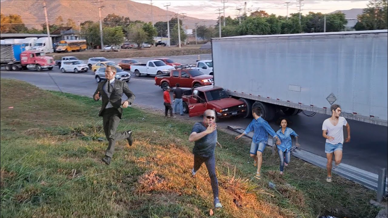 Este camionero arrollo un pickup y por poco provoca un desastre 
