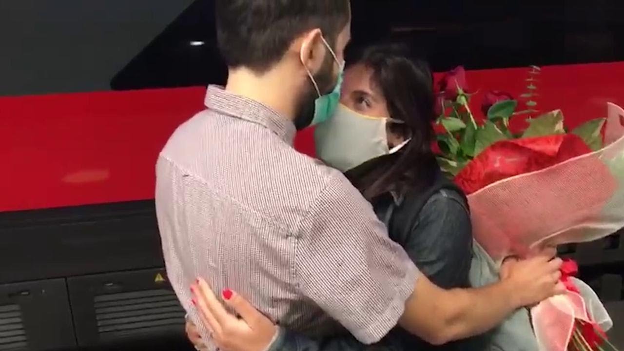 Torino, l'incontro emozionante di due fidanzati separati da tre mesi: "Possiamo baciarci?"
